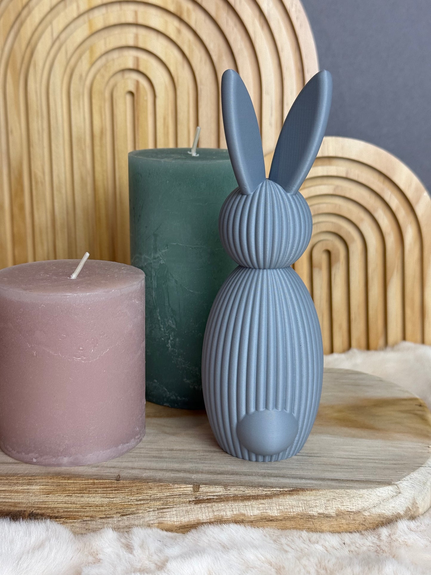 Osterhase-mit-angewinkelten-ohren-grau-rückseite