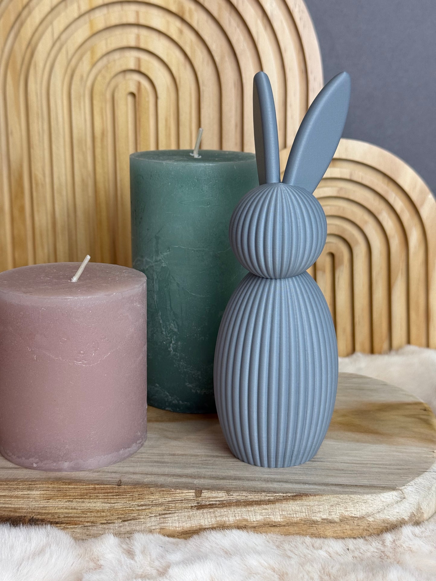 Osterhase-mit-angewinkelten-ohren-grau