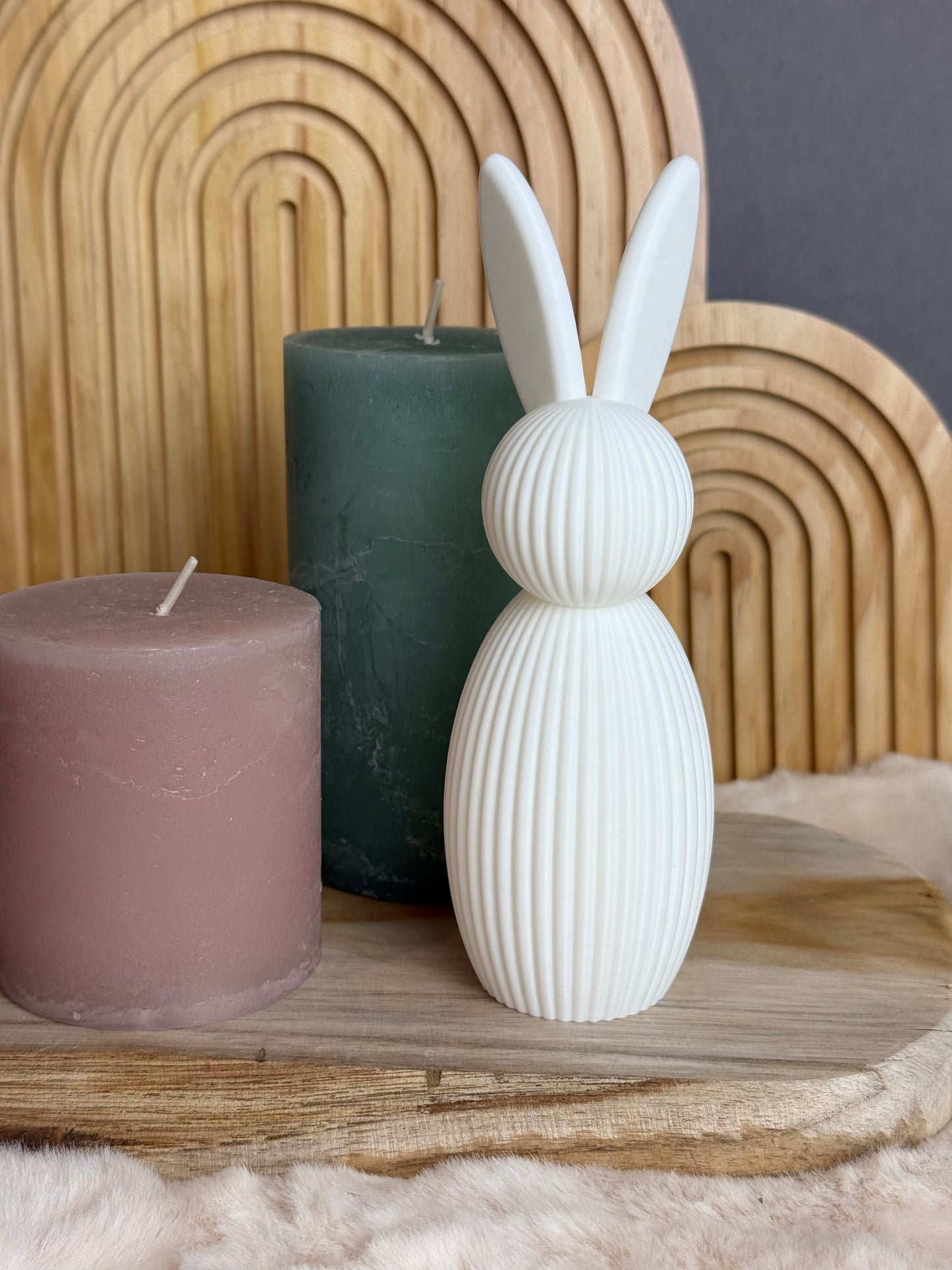 Osterhase-mit-angewinkelten-ohren-weiß