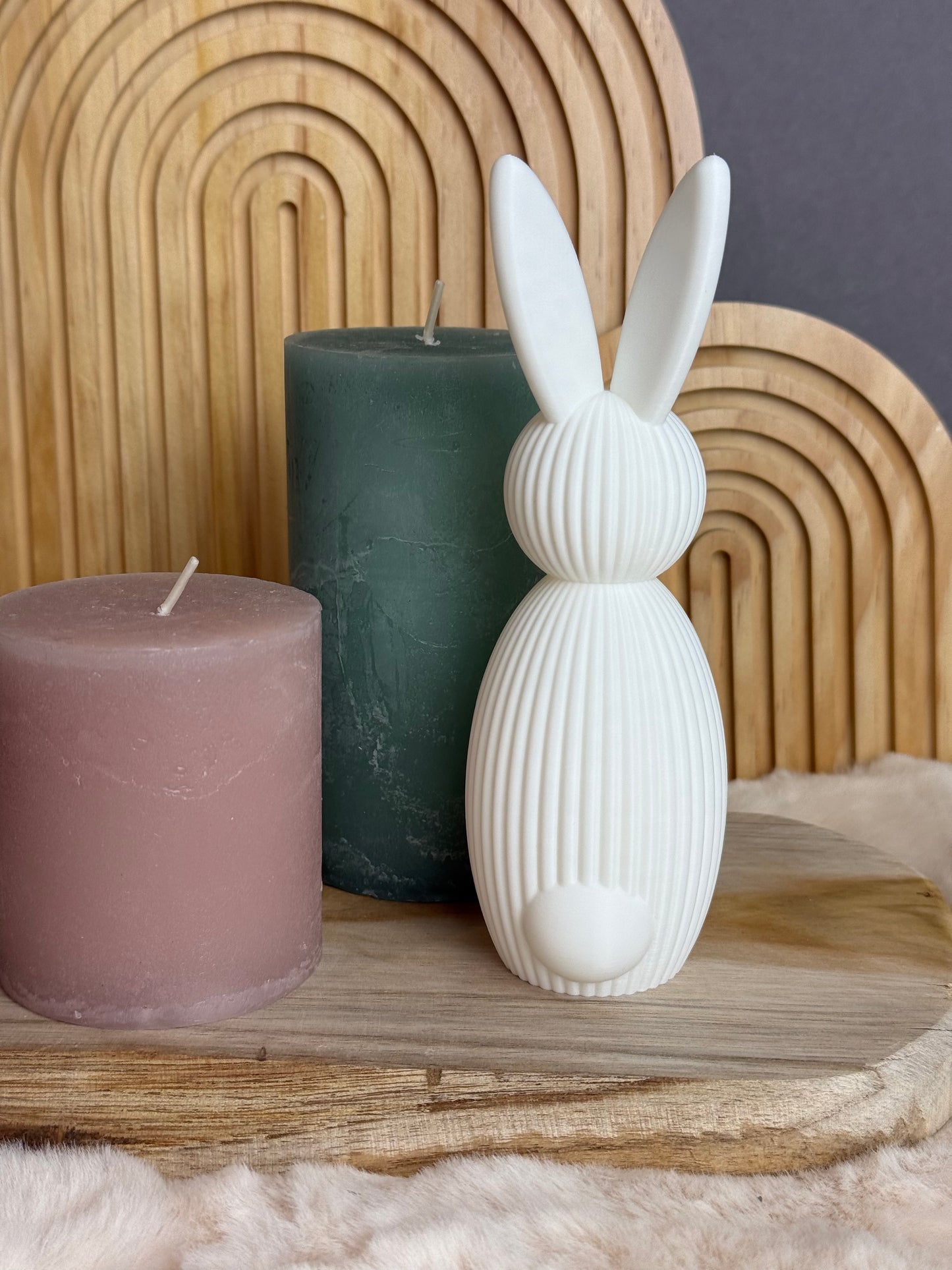 Osterhase-mit-angewinkelten-ohren-weiß-rückseite